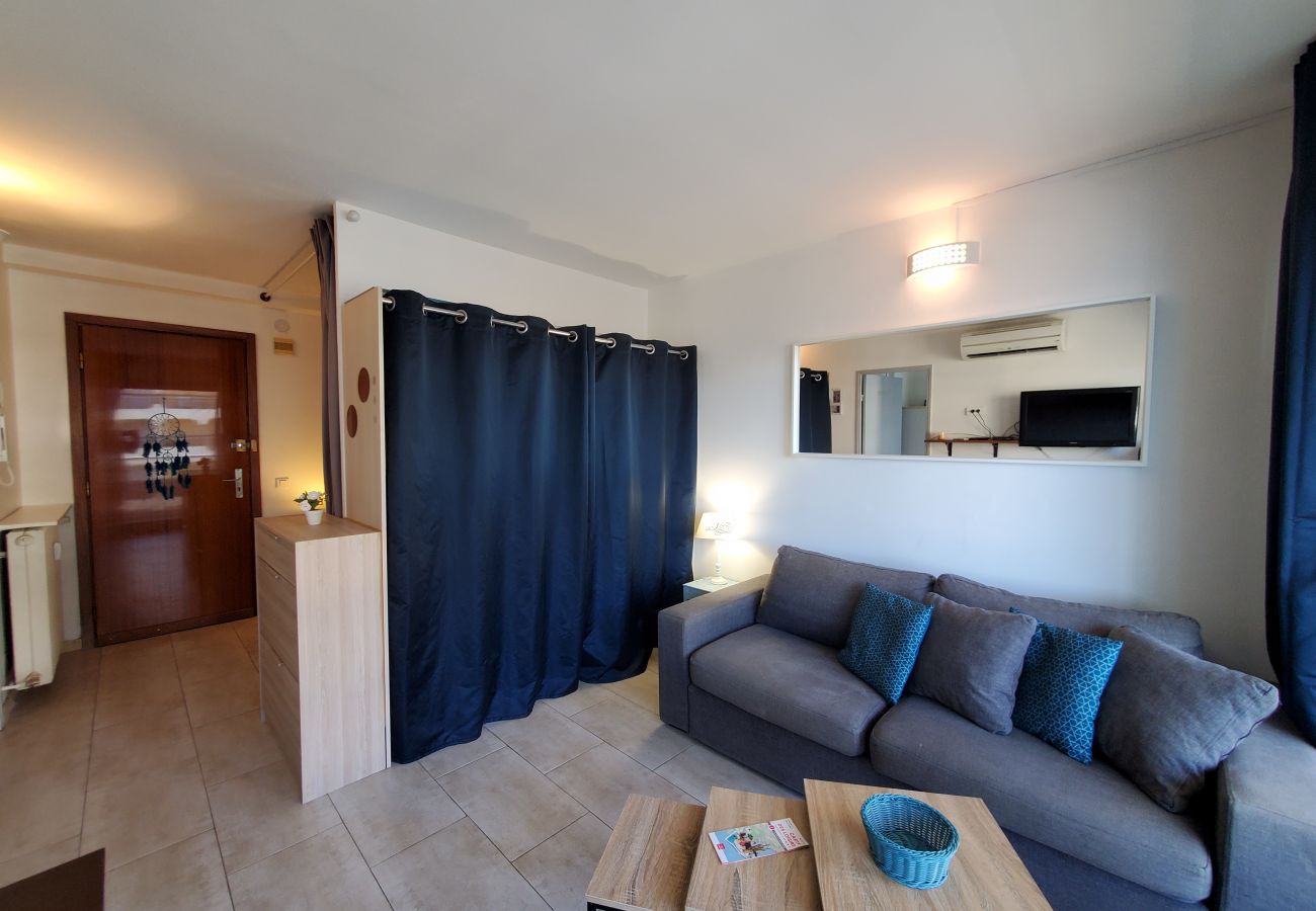 Studio à Fréjus - FREJUS PLAGE T1 26m2 climatisé Balcon 10m2 fermé vue mer Parking 50m plage