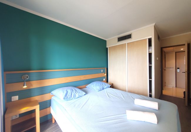 Appartement à Fréjus - CAP HERMES Magnifique logement climatisé 6 couchages Vue mer accès direct Plage avec Parking en sous-sol