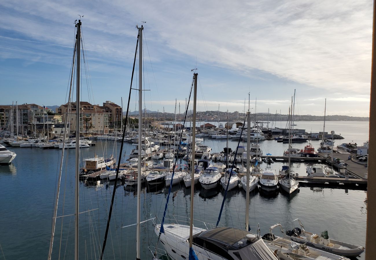 Appartement à Fréjus - CAP HERMES T2 climatisé de 40m2 avec balcon vue Port 4 Personnes Parking en sous-sol