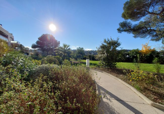 Studio à Saint Raphael - St RAPHAEL Studio 30m2 Climatisé 4 personne Piscine Parking avec borne de recharge