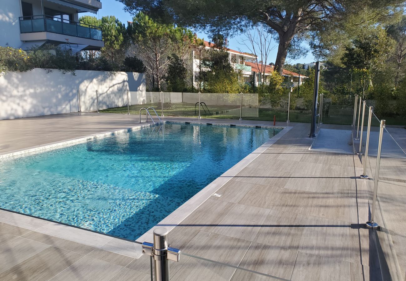 Studio à Saint Raphael - St RAPHAEL Studio 30m2 Climatisé 4 personne Piscine Parking avec borne de recharge