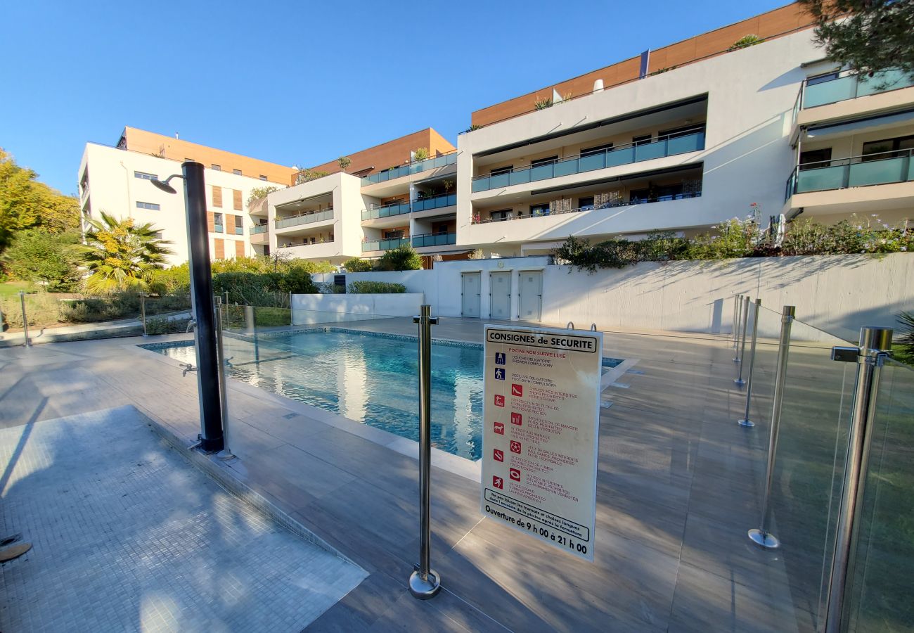 Studio à Saint Raphael - St RAPHAEL Studio 30m2 Climatisé 4 personne Piscine Parking avec borne de recharge