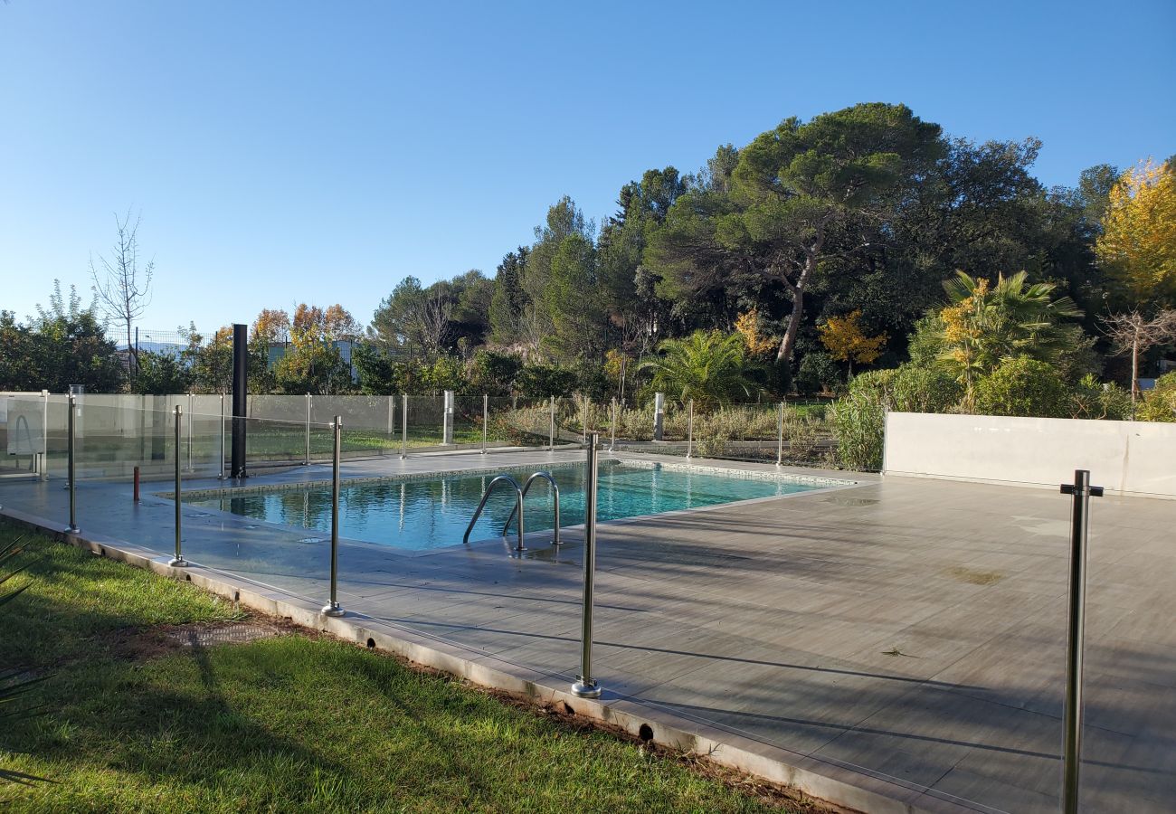 Studio à Saint Raphael - St RAPHAEL Studio 30m2 Climatisé 4 personne Piscine Parking avec borne de recharge