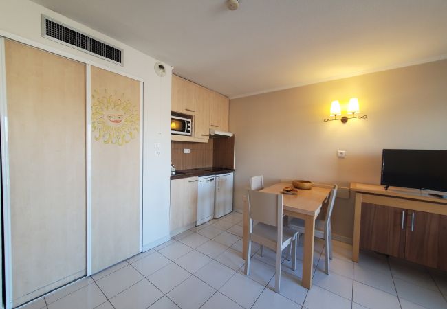 Studio à Fréjus - Cap Hermès Studio Vue Port 31m2 climatisé WIFI 3 personnes  piscine plages parking