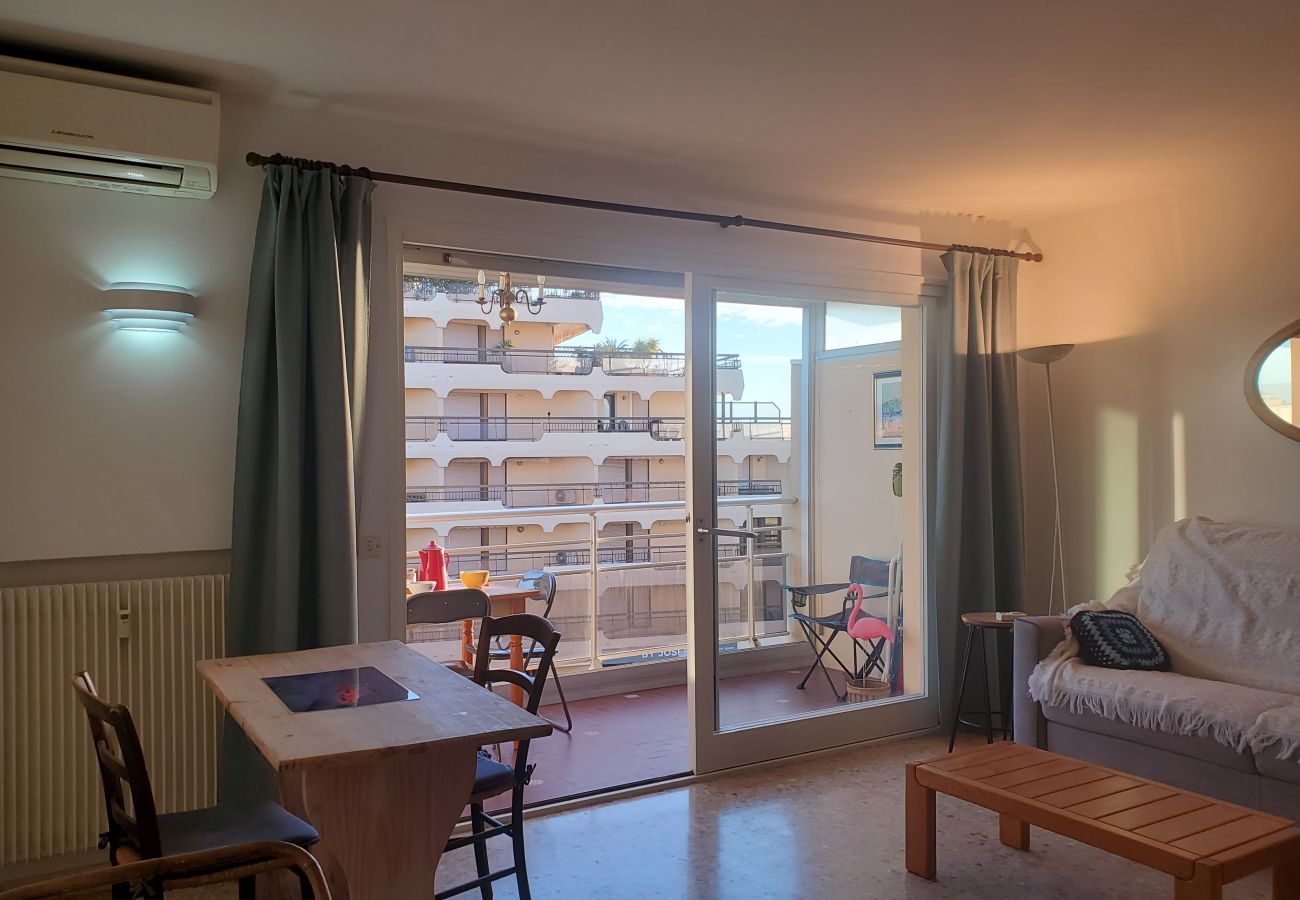 Appartement à Fréjus - FREJUS PLAGE T2 Méditerranée 50m2 climatisé Vue Mer Wifi 50m des plages 4 Personnes
