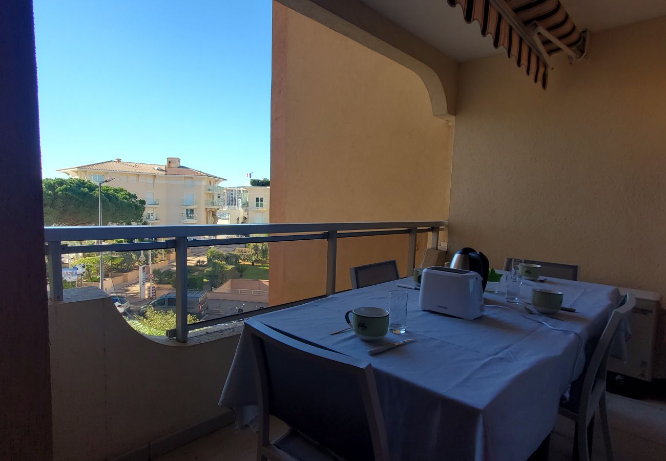 Appartement à Fréjus - Port Fréjus EST limite Fréjus Plage Le Capitole T2 35m2 Climatisé Balcon vue Mer Wifi Parking 4 Personnes