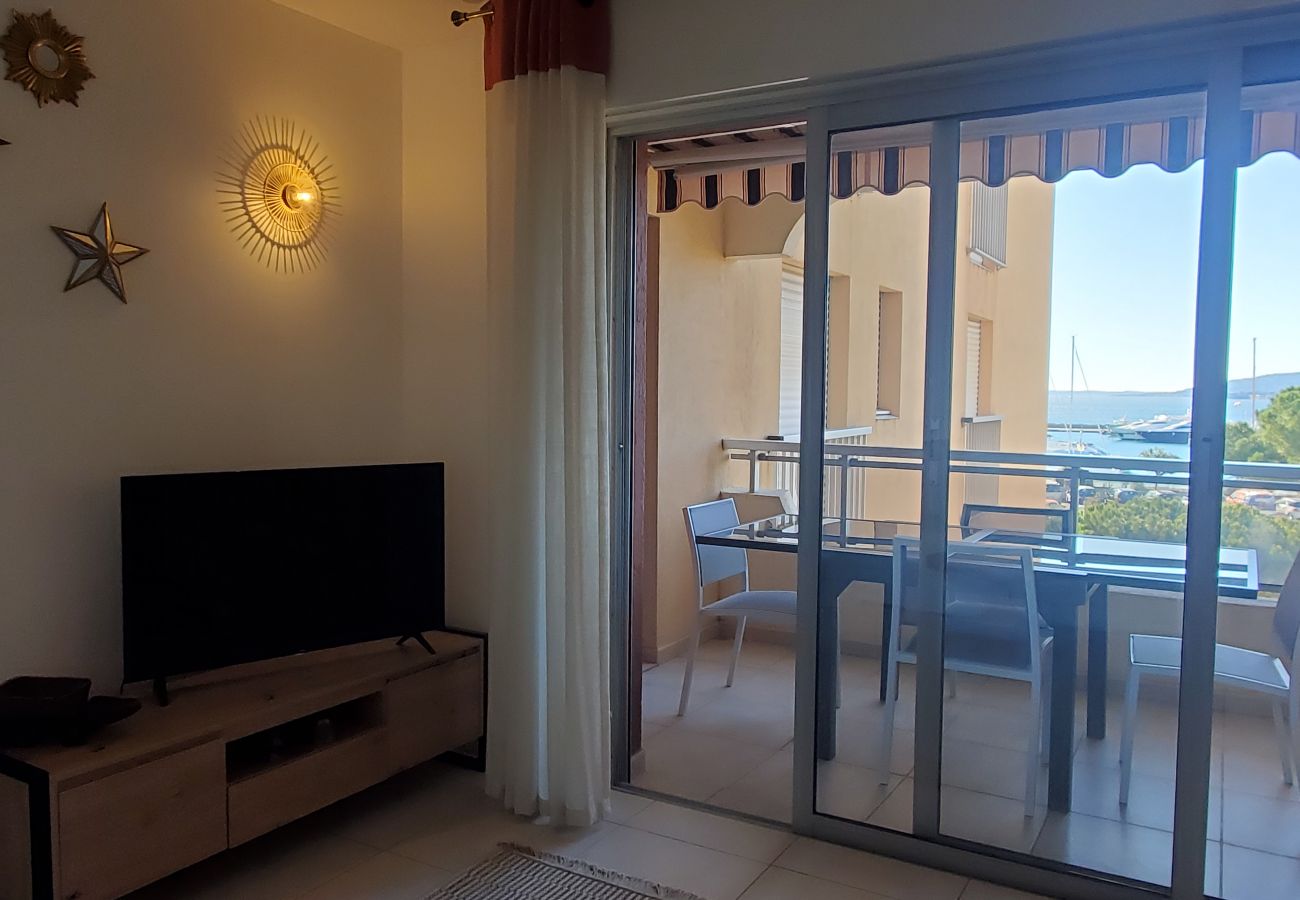 Appartement à Fréjus - Port Fréjus EST limite Fréjus Plage Le Capitole T2 35m2 Climatisé Balcon vue Mer Wifi Parking 4 Personnes