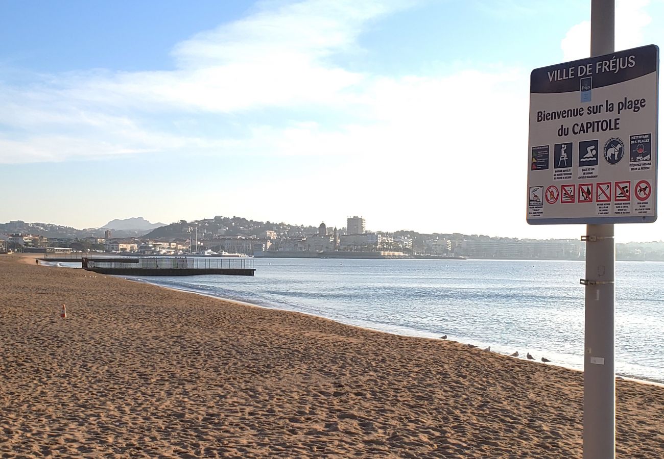 Appartement à Fréjus - Port Fréjus EST limite Fréjus Plage Le Capitole T2 35m2 Climatisé Balcon vue Mer Wifi Parking 4 Personnes