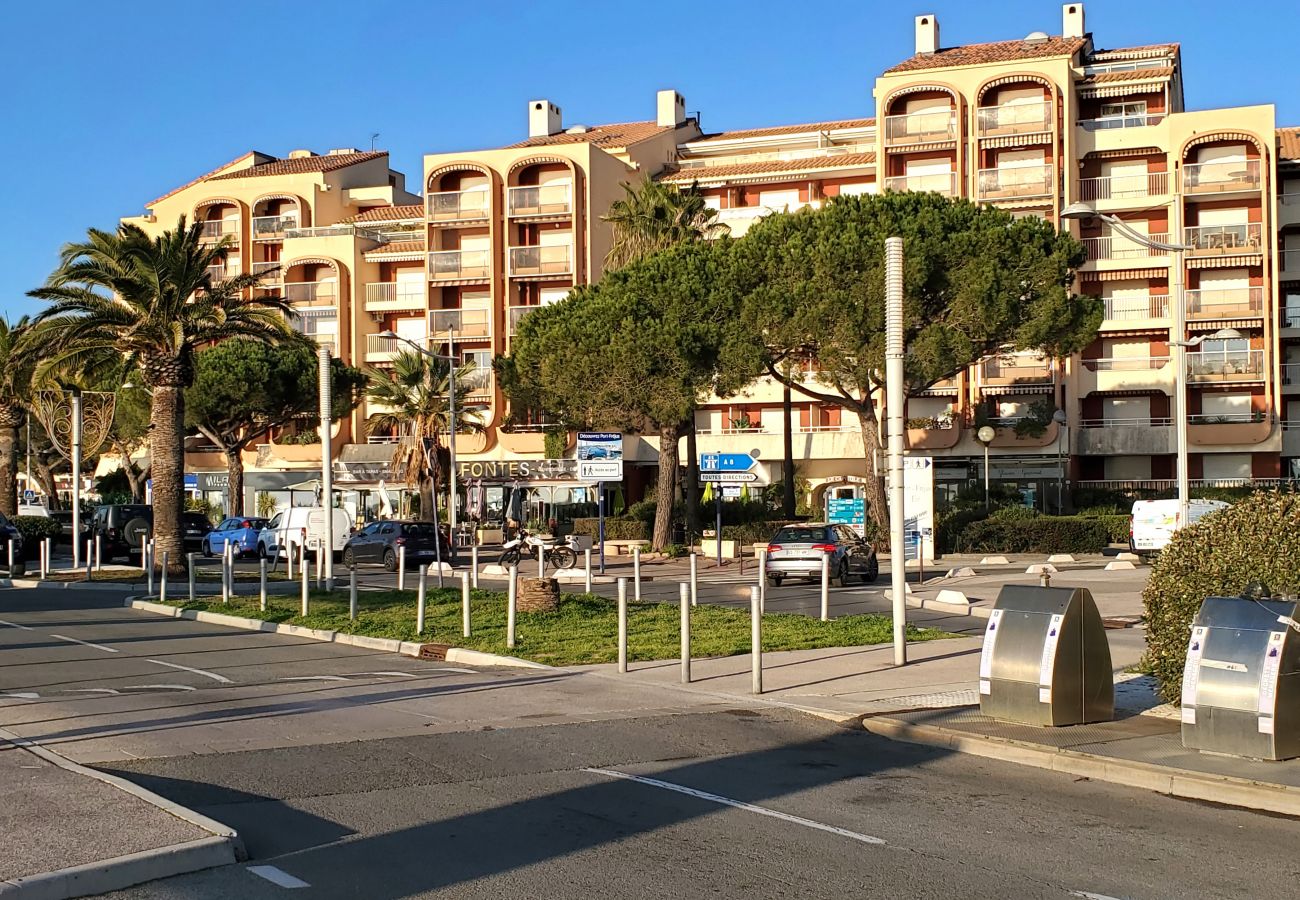 Appartement à Fréjus - Port Fréjus EST limite Fréjus Plage Le Capitole T2 35m2 Climatisé Balcon vue Mer Wifi Parking 4 Personnes