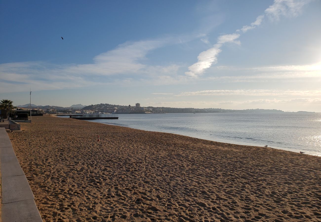 Appartement à Fréjus - Port Fréjus EST limite Fréjus Plage Le Capitole T2 35m2 Climatisé Balcon vue Mer Wifi Parking 4 Personnes