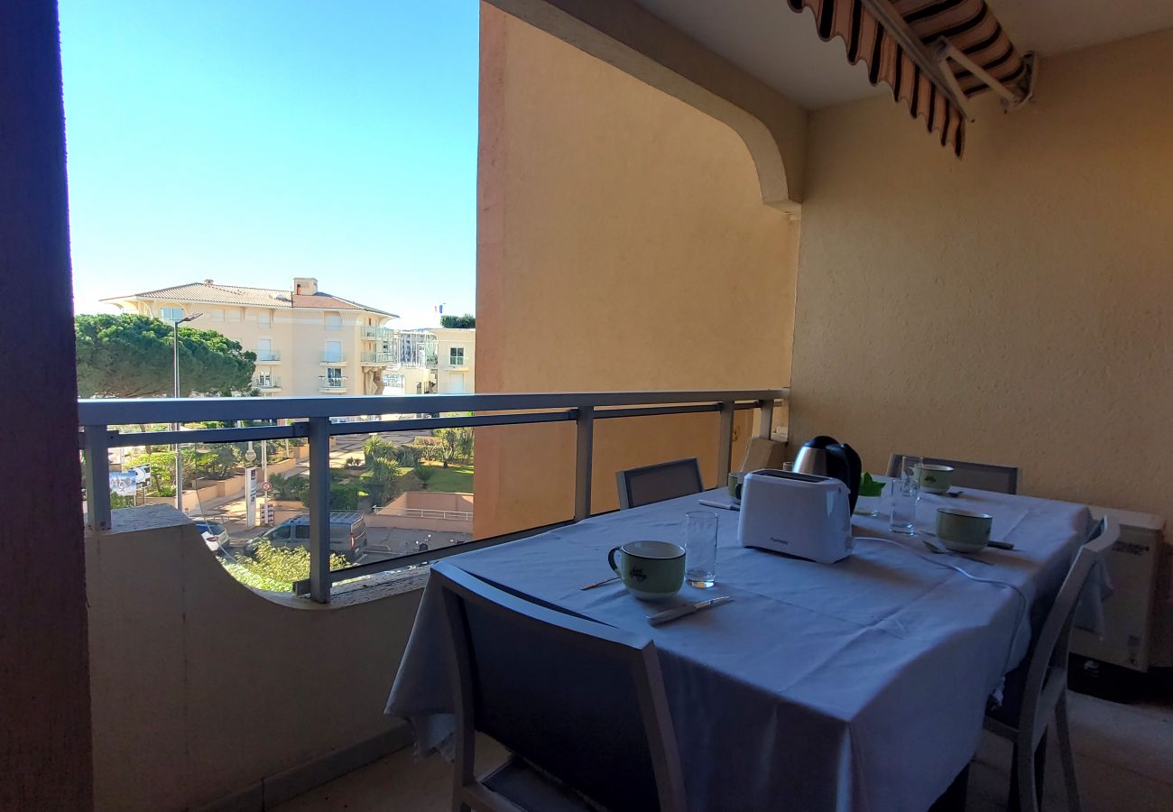 Appartement à Fréjus - Port Fréjus EST limite Fréjus Plage Le Capitole T2 35m2 Climatisé Balcon vue Mer Wifi Parking 4 Personnes