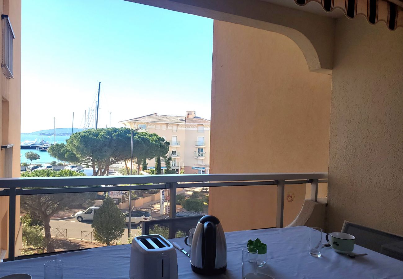 Appartement à Fréjus - Port Fréjus EST limite Fréjus Plage Le Capitole T2 35m2 Climatisé Balcon vue Mer Wifi Parking 4 Personnes