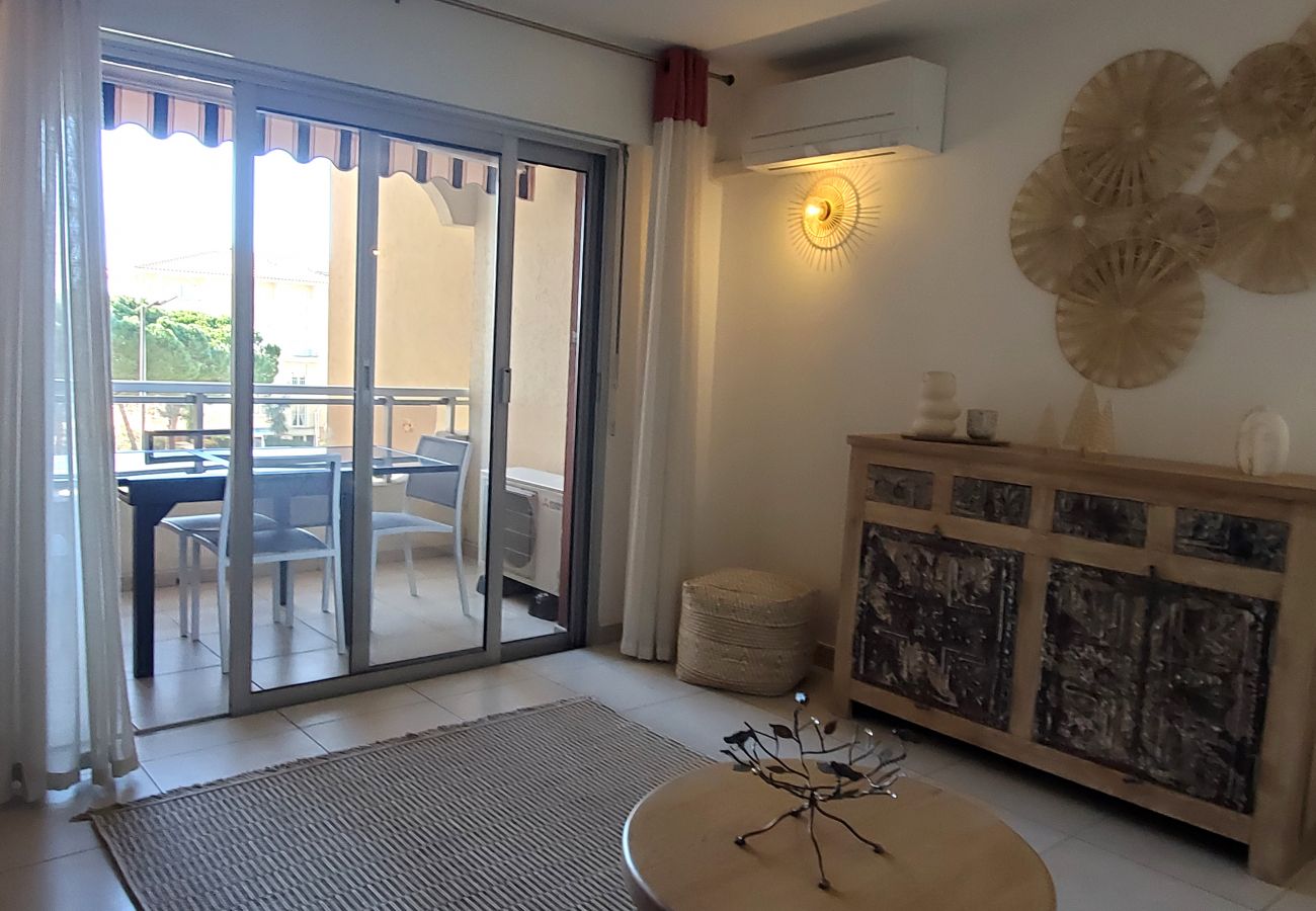 Appartement à Fréjus - Port Fréjus EST limite Fréjus Plage Le Capitole T2 35m2 Climatisé Balcon vue Mer Wifi Parking 4 Personnes