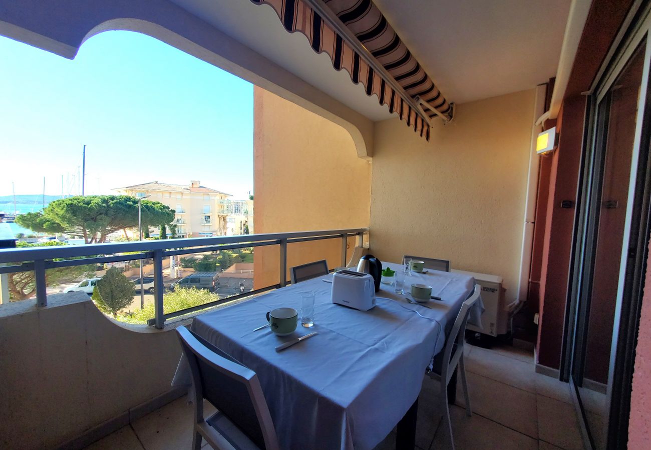 Appartement à Fréjus - Port Fréjus EST limite Fréjus Plage Le Capitole T2 35m2 Climatisé Balcon vue Mer Wifi Parking 4 Personnes