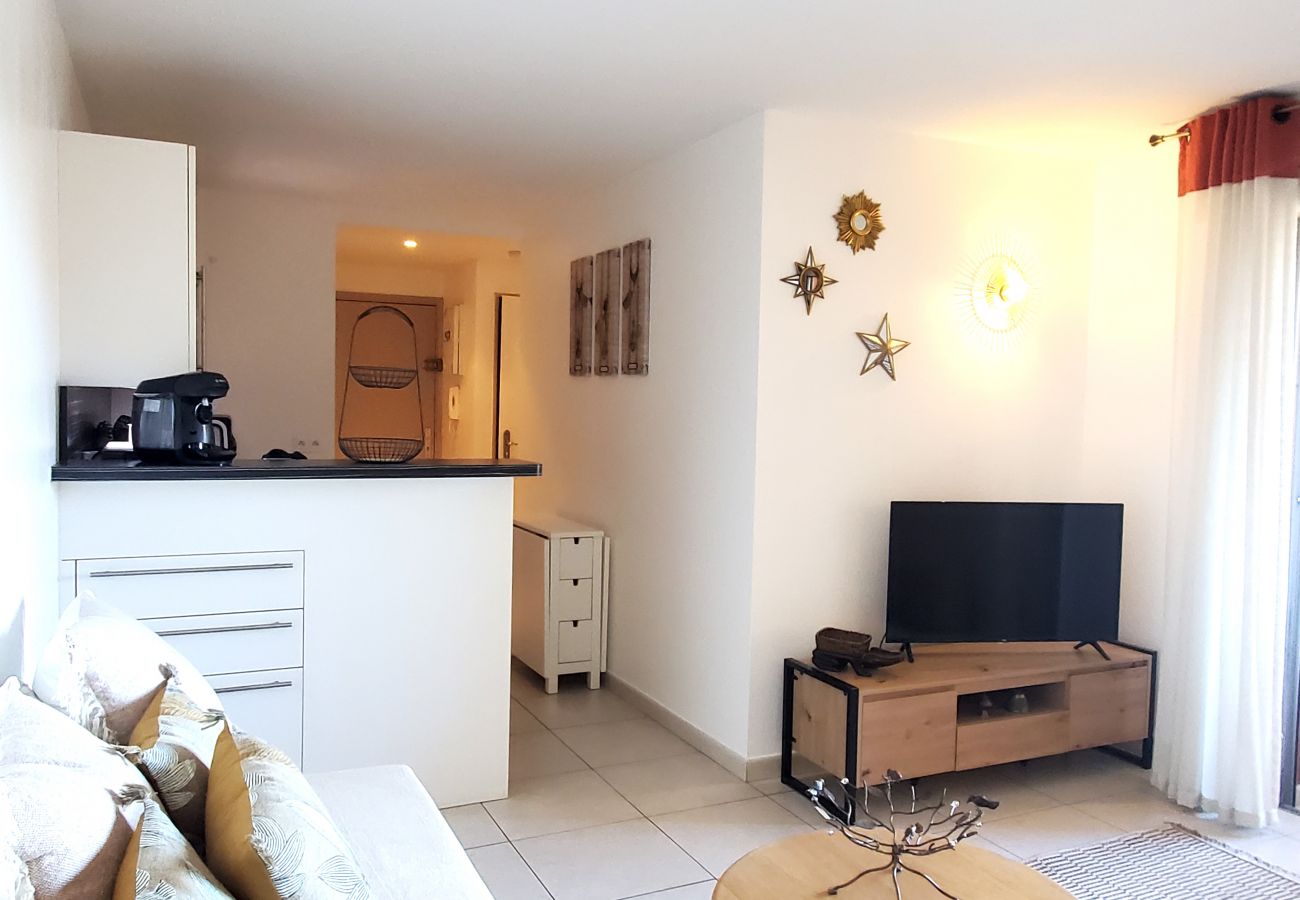 Appartement à Fréjus - Port Fréjus EST limite Fréjus Plage Le Capitole T2 35m2 Climatisé Balcon vue Mer Wifi Parking 4 Personnes