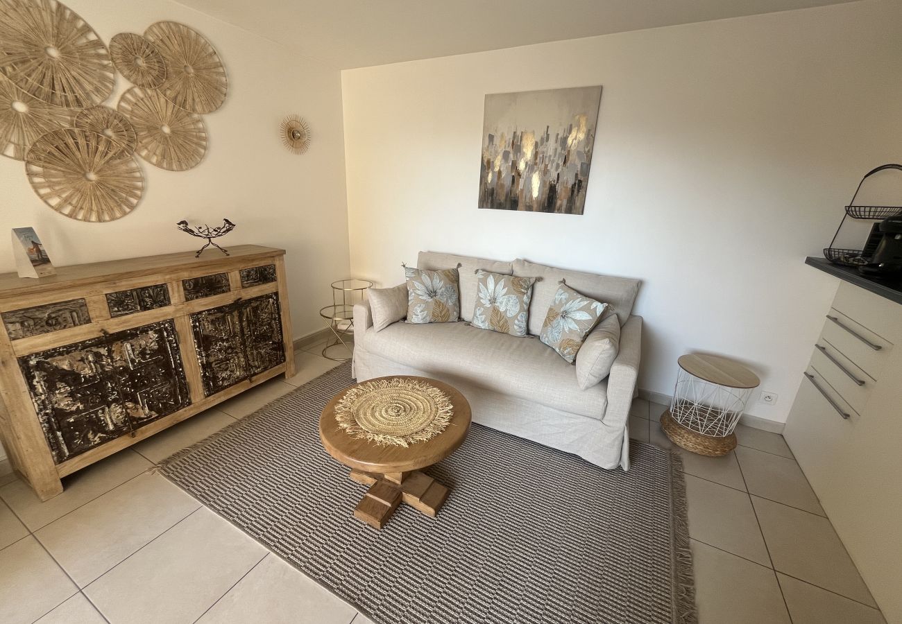 Appartement à Fréjus - Port Fréjus EST limite Fréjus Plage Le Capitole T2 35m2 Climatisé Balcon vue Mer Wifi Parking 4 Personnes