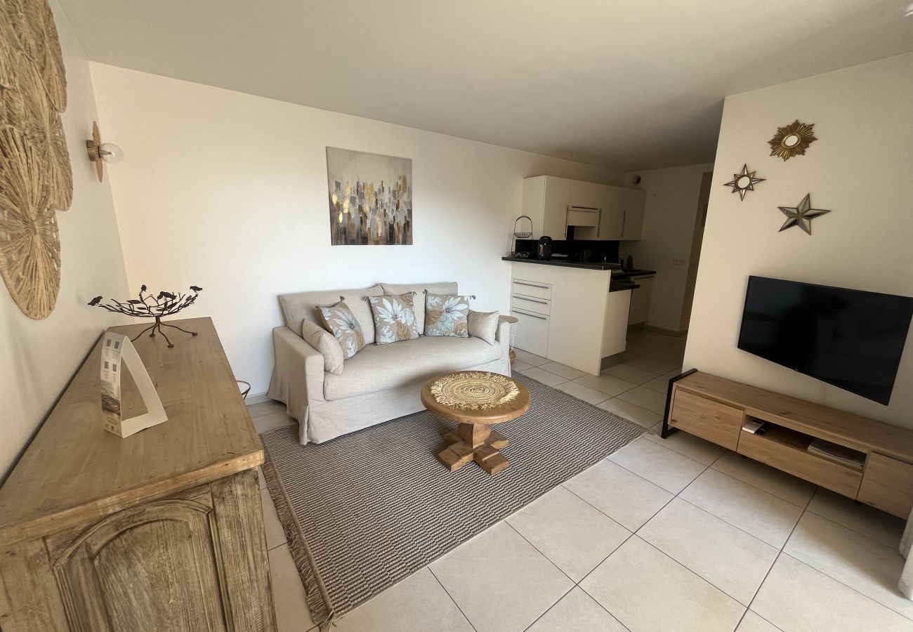 Appartement à Fréjus - Port Fréjus EST limite Fréjus Plage Le Capitole T2 35m2 Climatisé Balcon vue Mer Wifi Parking 4 Personnes