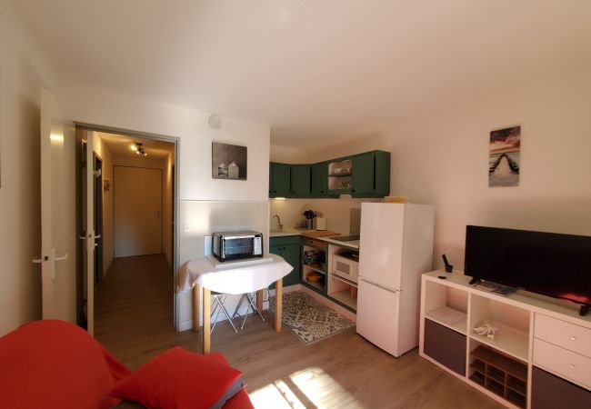 Appartement à Saint Raphael - Saint-Raphael, La Péguière, 2 petites chambres, 32m2, 4 couchages, terrasse, jardinet et parking proche plage