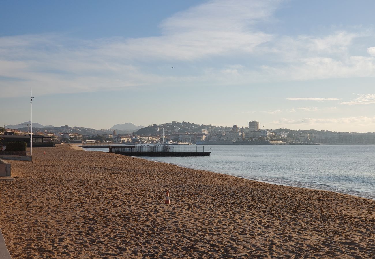 Appartement à Fréjus - Fréjus-Plage, Vue mer, T2, 38m2, 4 personnes, refait à neuf, clim, magnifique 