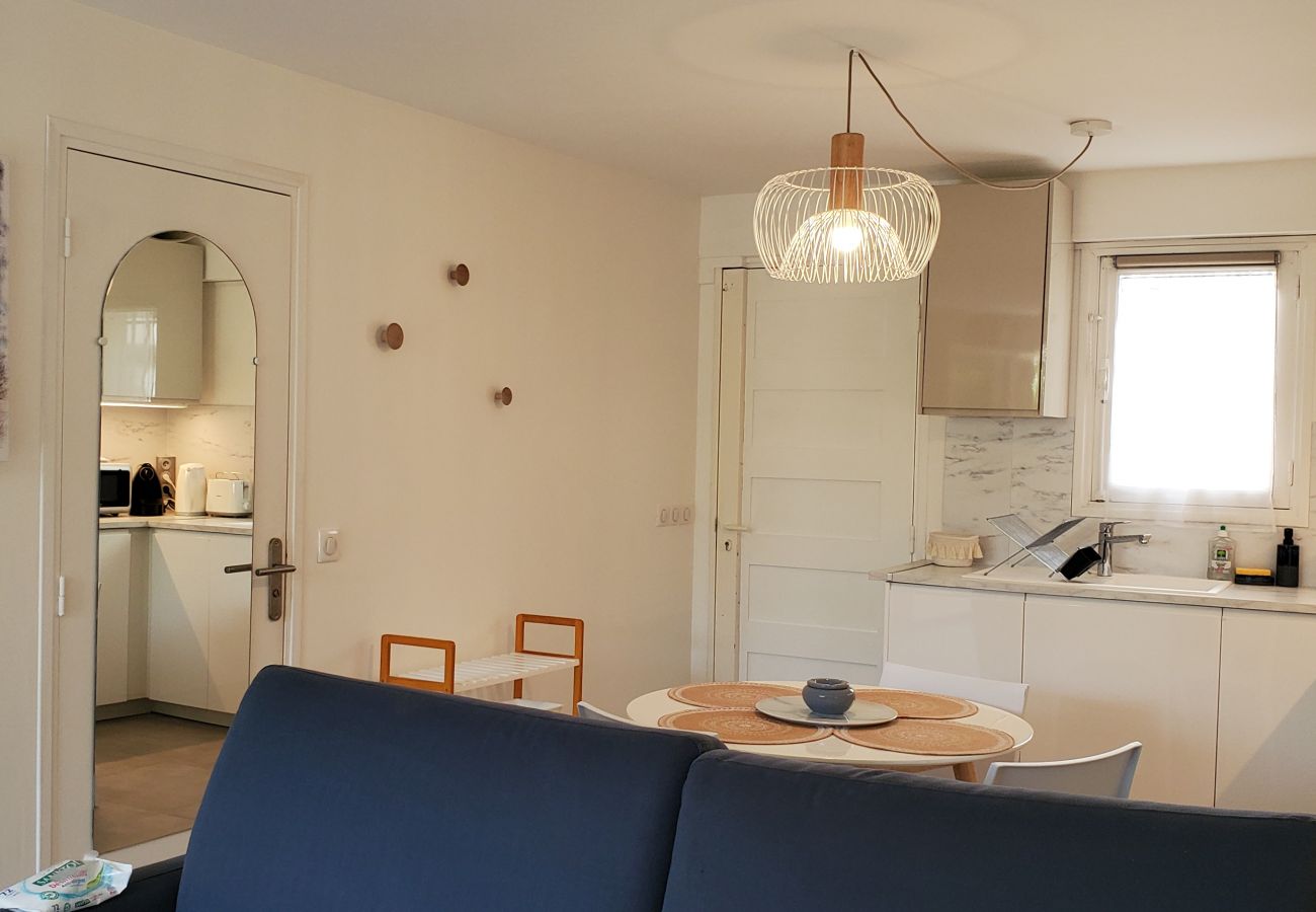 Studio à Saint Raphael - SANTA LUCIA, A 2 pas de la plage, studio 30m2, renové et climatisé, 3 personnes, WIFI et terrasse
