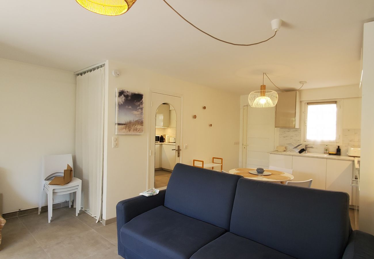 Studio à Saint Raphael - SANTA LUCIA, A 2 pas de la plage, studio 30m2, renové et climatisé, 3 personnes, WIFI et terrasse