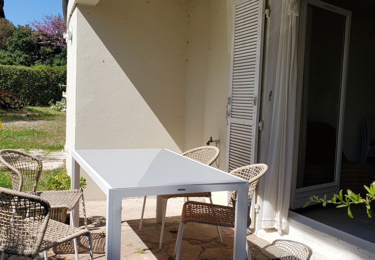 Studio à Saint Raphael - SANTA LUCIA, A 2 pas de la plage, studio 30m2, renové et climatisé, 3 personnes, WIFI et terrasse