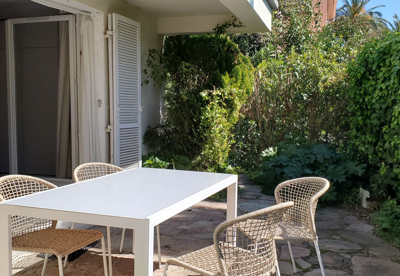 Studio à Saint Raphael - SANTA LUCIA, A 2 pas de la plage, studio 30m2, renové et climatisé, 3 personnes, WIFI et terrasse