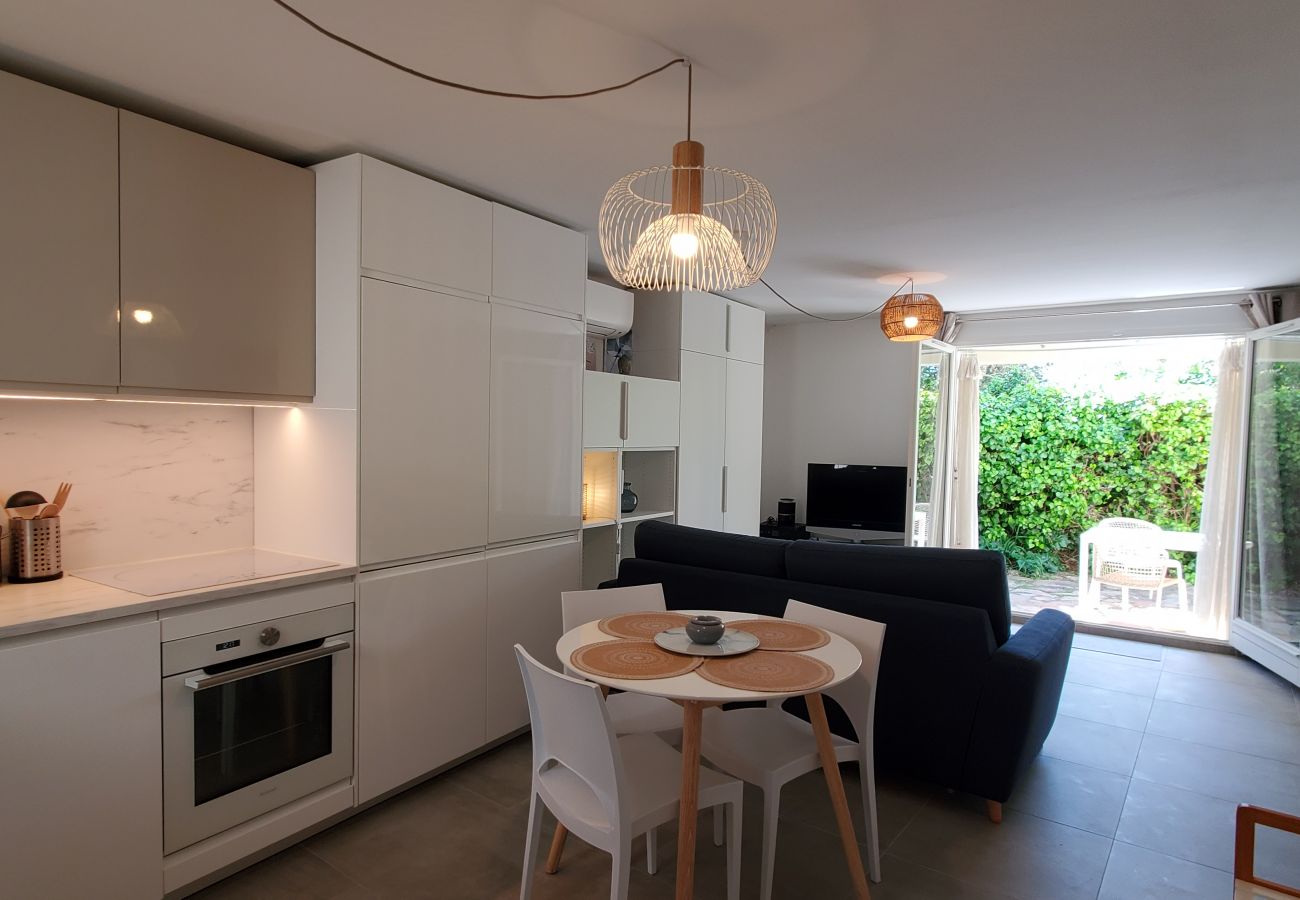 Studio à Saint Raphael - SANTA LUCIA, A 2 pas de la plage, studio 30m2, renové et climatisé, 3 personnes, WIFI et terrasse