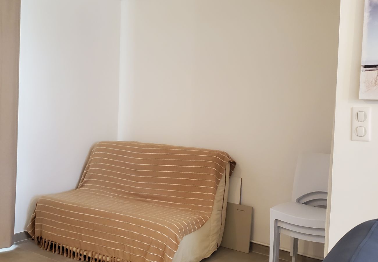 Studio à Saint Raphael - SANTA LUCIA, A 2 pas de la plage, studio 30m2, renové et climatisé, 3 personnes, WIFI et terrasse