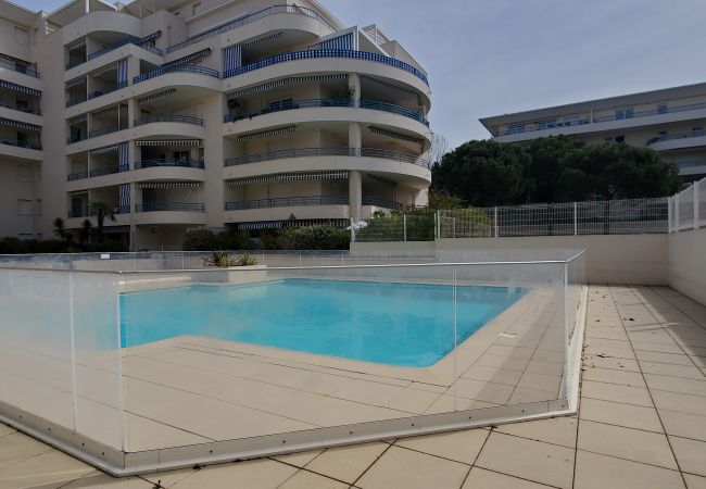 Appartement à Fréjus - Fréjus Plage, Le Sextant, Grand T2 de 52m2, 3/4 personnes, piscine, grand balcon, WIFI Fibre SFRclimatisé séjour, 400m des plages