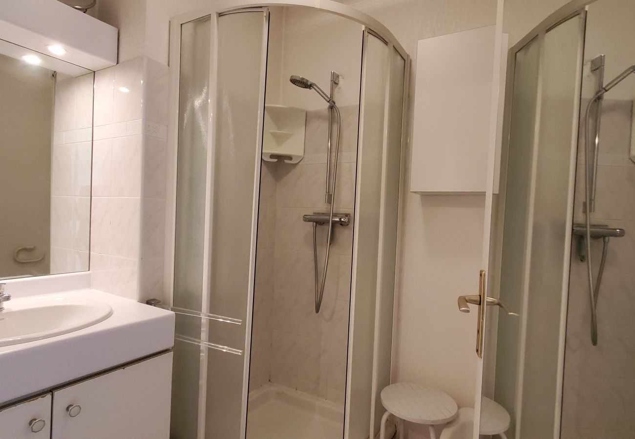 Appartement à Fréjus - Fréjus Plage, Le Sextant, Grand T2 de 52m2, 3/4 personnes, piscine, grand balcon, WIFI Fibre SFRclimatisé séjour, 400m des plages