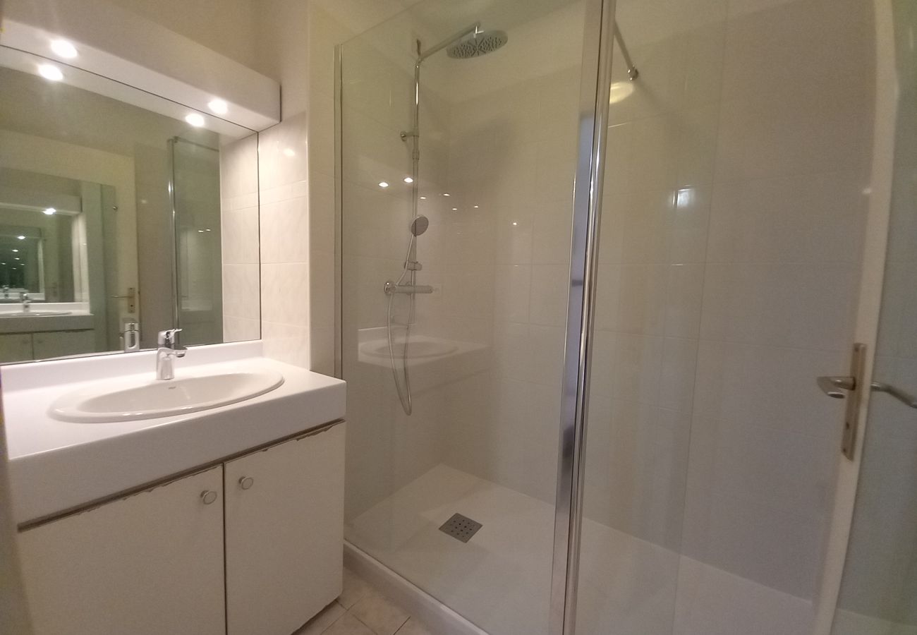 Appartement à Fréjus - Fréjus Plage, Le Sextant, Grand T2 de 52m2, 3/4 personnes, piscine, grand balcon, WIFI Fibre SFRclimatisé séjour, 400m des plages