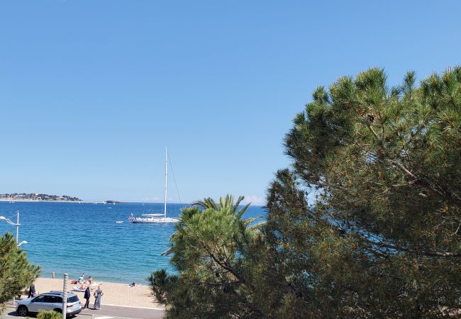  à Fréjus - LE CAPITOLE Studio 27m2 vue mer climatisé avec balcon et parking privatif sécurisé à 30M à pied de la plage et de Port Fréjus