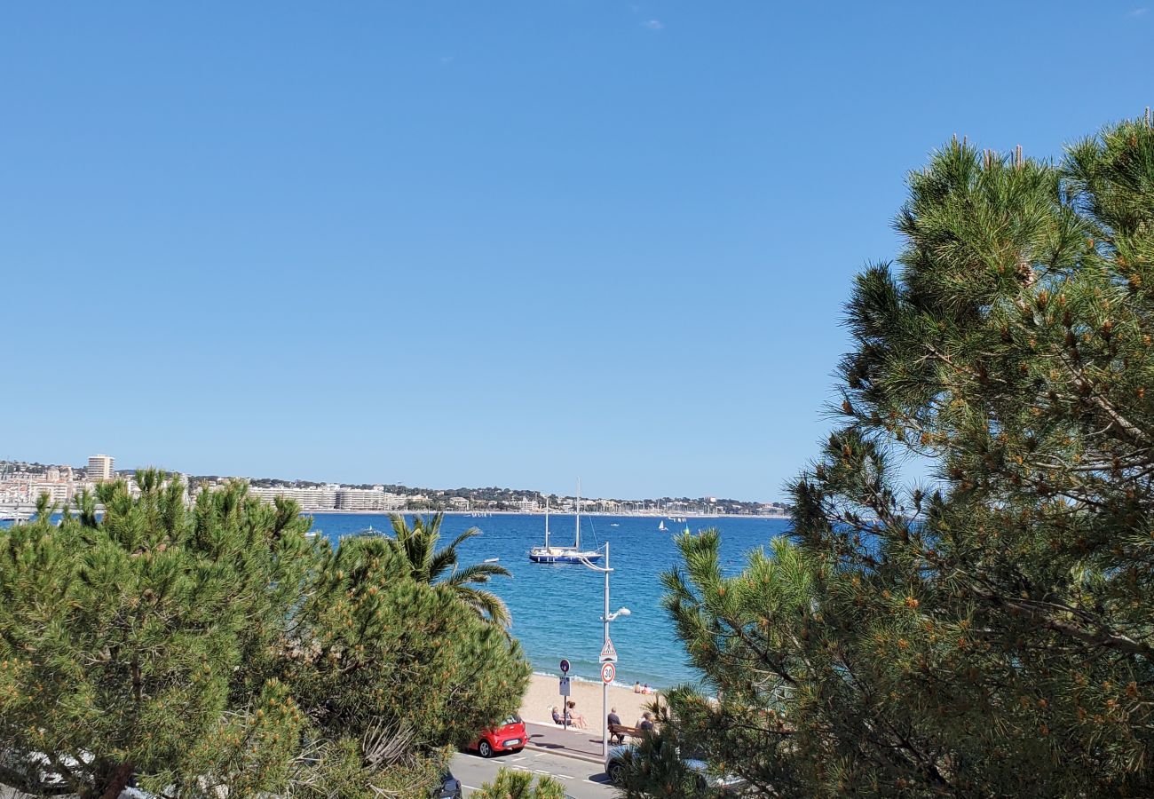 Studio à Fréjus - LE CAPITOLE Studio 27m2 vue mer climatisé avec balcon et parking privatif sécurisé à 30M à pied de la plage et de Port Fréjus