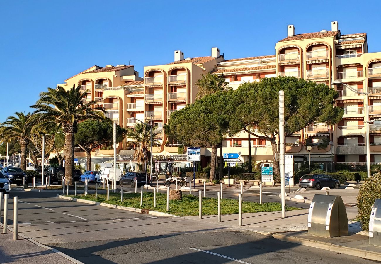 Studio à Fréjus - LE CAPITOLE Studio 27m2 vue mer climatisé avec balcon et parking privatif sécurisé à 30M à pied de la plage et de Port Fréjus