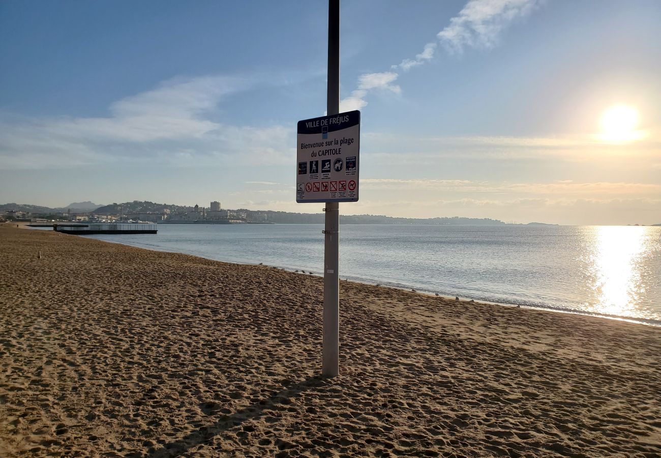 Studio à Fréjus - LE CAPITOLE Studio 27m2 vue mer climatisé avec balcon et parking privatif sécurisé à 30M à pied de la plage et de Port Fréjus