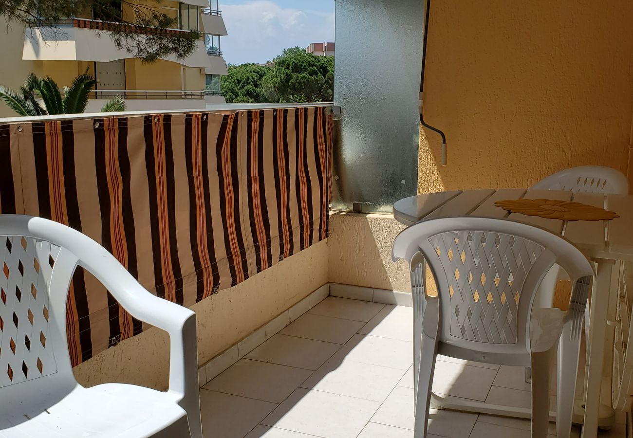 Studio à Fréjus - Fréjus Plage, LA MIOUGRANO, studio 25m2,  2 Adultes, 2 enfants, 300m des plages, piscine et balcon