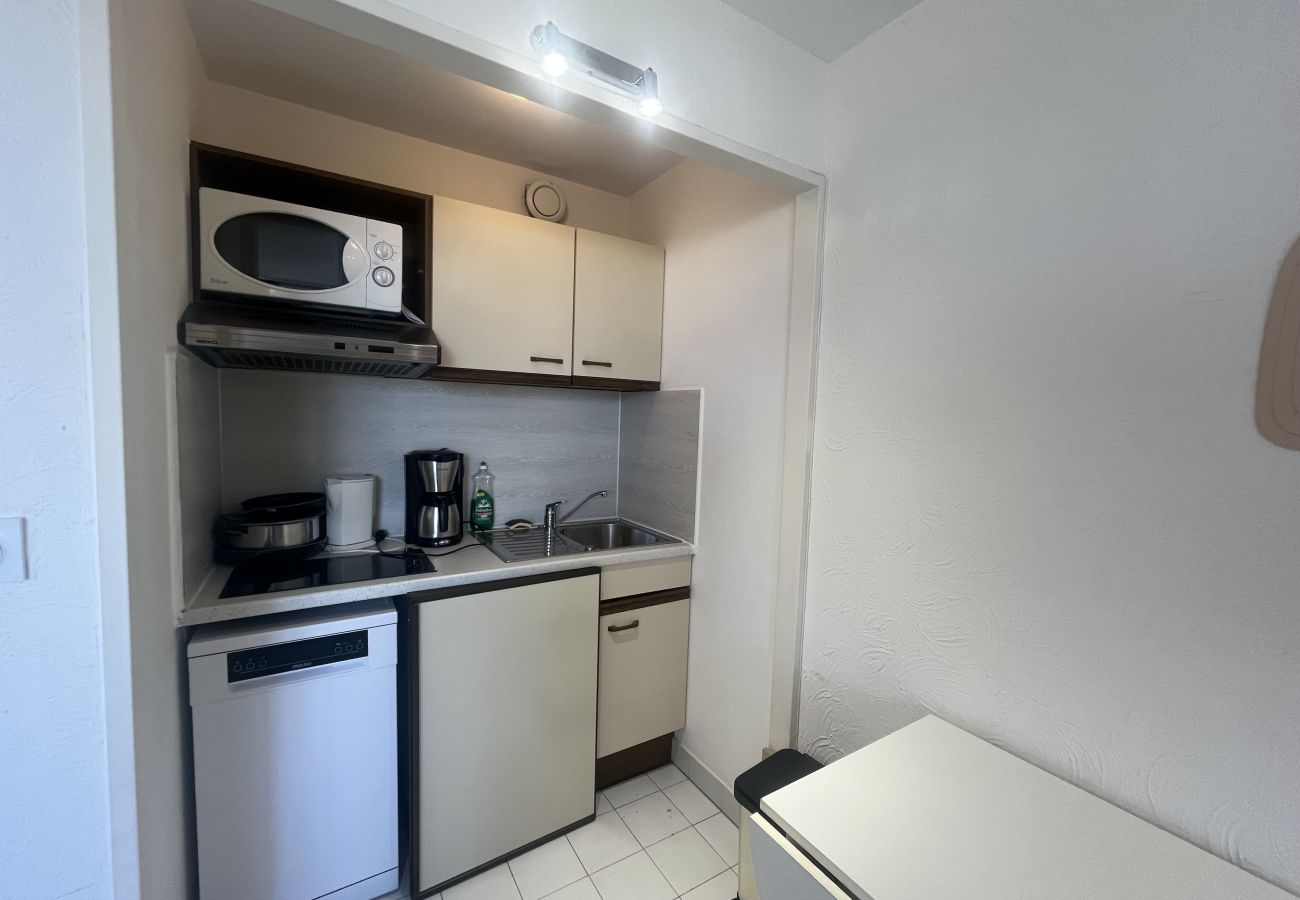 Studio à Fréjus - Fréjus Plage, LA MIOUGRANO, studette 18m2, capacité 2 personnes, piscine,plages et front de mer proches