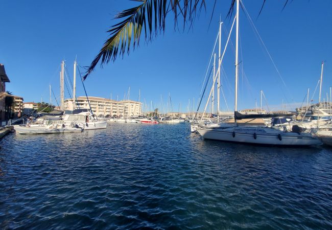Appartement à Fréjus - Vue incroyable sur Port-Fréjus, Cap Hermès, 2/3 pièces, capacité 5/6 personnes, piscine, beau balcon, parking et climatisation pour agréable séjour au soleil et détente Appartement à Fréjus - Vue incroyable sur Port-Fréjus, Cap Hermès, 2/3 pièces, capacité 5/6 personnes, piscine, beau balcon, parking et climatisation pour agréable séjour au soleil et détente