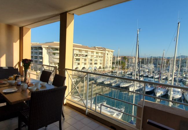 Appartement à Fréjus - Vue incroyable sur Port-Fréjus, Cap Hermès, 2/3 pièces, capacité 5/6 personnes, piscine, beau balcon, parking et climatisation pour agréable séjour au soleil et détente