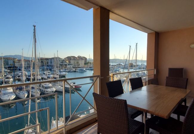 Appartement à Fréjus - Vue incroyable sur Port-Fréjus, Cap Hermès, 2/3 pièces, capacité 5/6 personnes, piscine, beau balcon, parking et climatisation pour agréable séjour au soleil et détente Appartement à Fréjus - Vue incroyable sur Port-Fréjus, Cap Hermès, 2/3 pièces, capacité 5/6 personnes, piscine, beau balcon, parking et climatisation pour agréable séjour au soleil et détente
