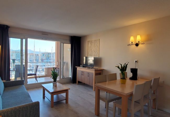 Appartement à Fréjus - Vue incroyable sur Port-Fréjus, Cap Hermès, 2/3 pièces, capacité 5/6 personnes, piscine, beau balcon, parking et climatisation pour agréable séjour au soleil et détente