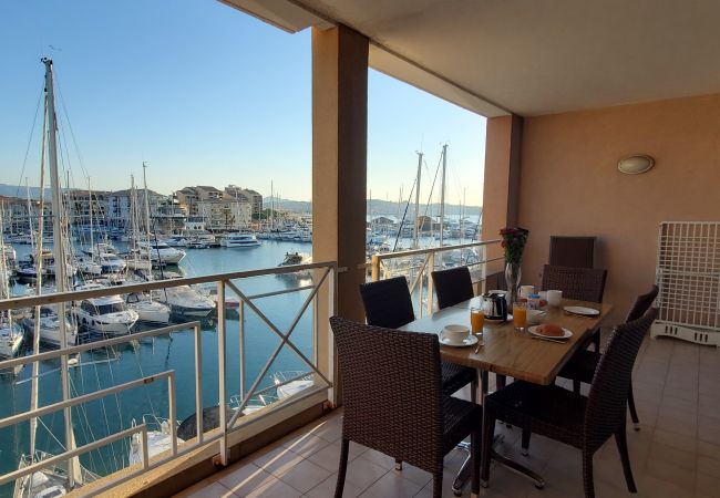 Appartement à Fréjus - Vue incroyable sur Port-Fréjus, Cap Hermès, 2/3 pièces, capacité 5/6 personnes, piscine, beau balcon, parking et climatisation pour agréable séjour au soleil et détente