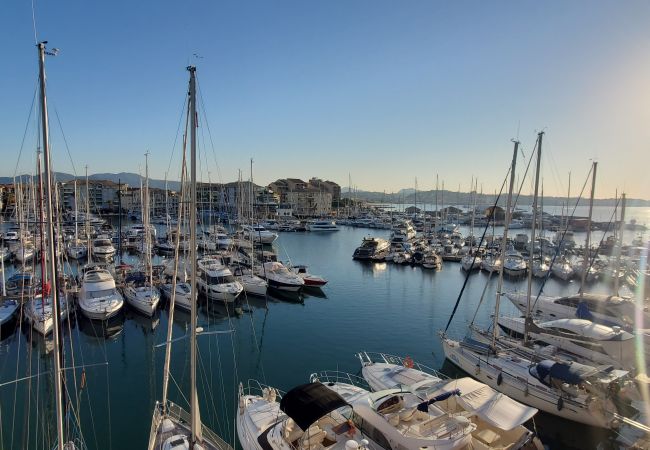 Appartement à Fréjus - Vue incroyable sur Port-Fréjus, Cap Hermès, 2/3 pièces, capacité 5/6 personnes, piscine, beau balcon, parking et climatisation pour agréable séjour au soleil et détente