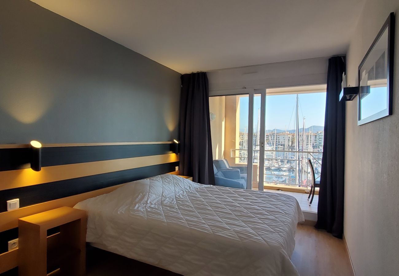 Appartement à Fréjus - Vue incroyable sur Port-Fréjus, Cap Hermès, 2/3 pièces, capacité 5/6 personnes, piscine, beau balcon, parking et climatisation pour agréable séjour au soleil et détente