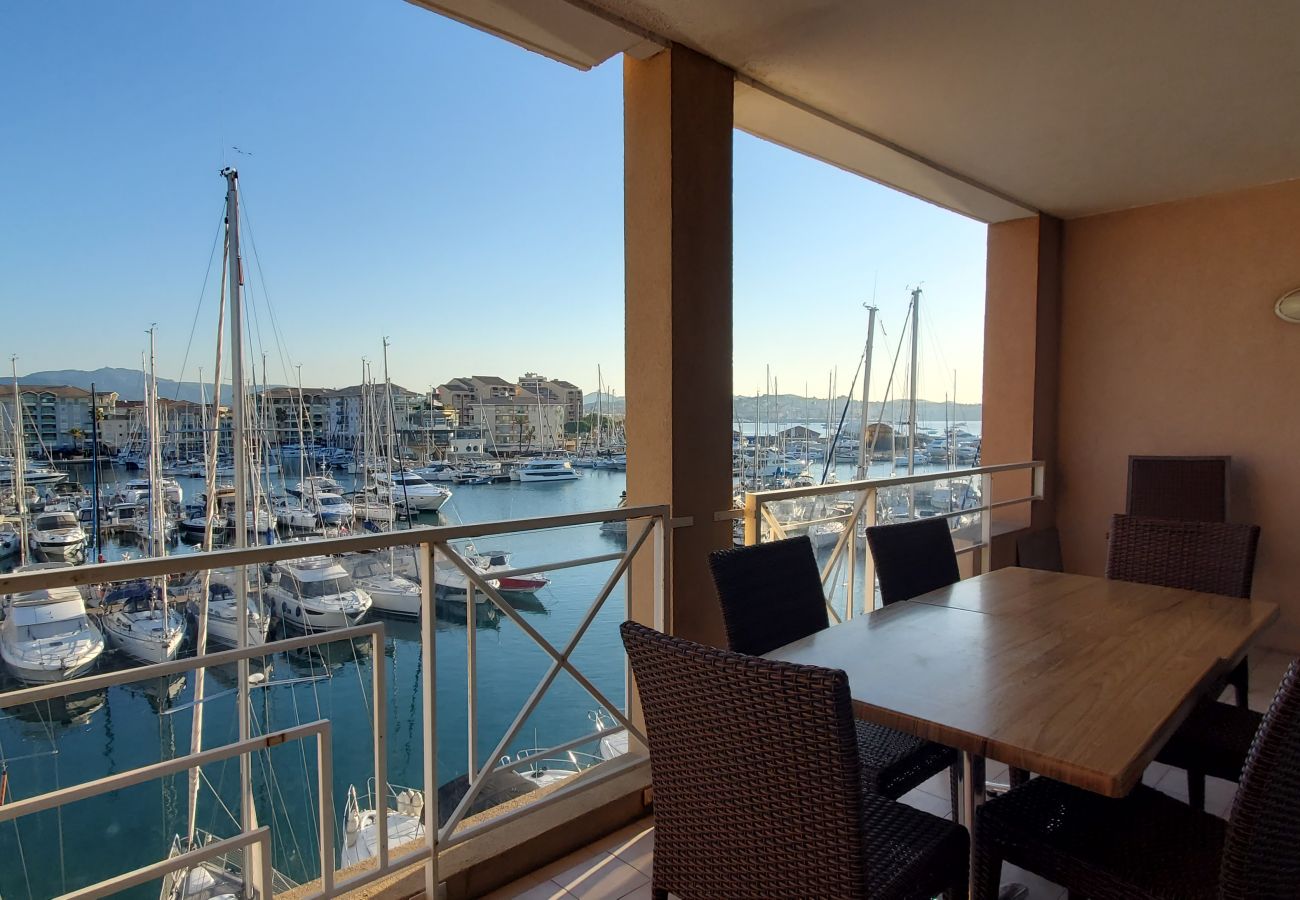 Appartement à Fréjus - Vue incroyable sur Port-Fréjus, Cap Hermès, 2/3 pièces, capacité 5/6 personnes, piscine, beau balcon, parking et climatisation pour agréable séjour au soleil et détente