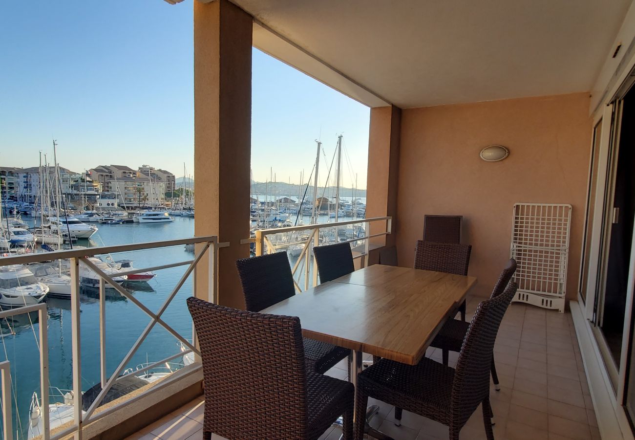 Appartement à Fréjus - Vue incroyable sur Port-Fréjus, Cap Hermès, 2/3 pièces, capacité 5/6 personnes, piscine, beau balcon, parking et climatisation pour agréable séjour au soleil et détente