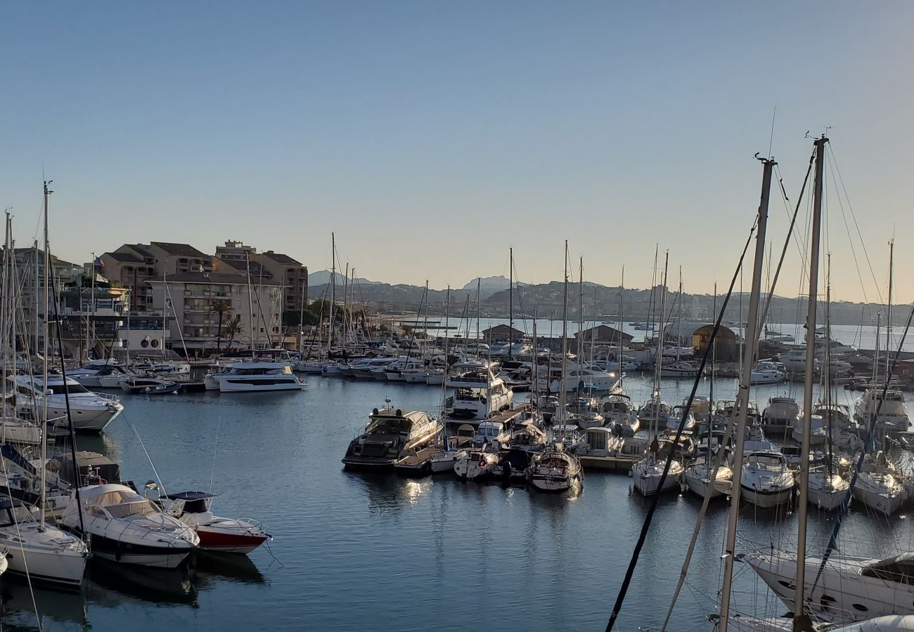 Appartement à Fréjus - Vue incroyable sur Port-Fréjus, Cap Hermès, 2/3 pièces, capacité 5/6 personnes, piscine, beau balcon, parking et climatisation pour agréable séjour au soleil et détente