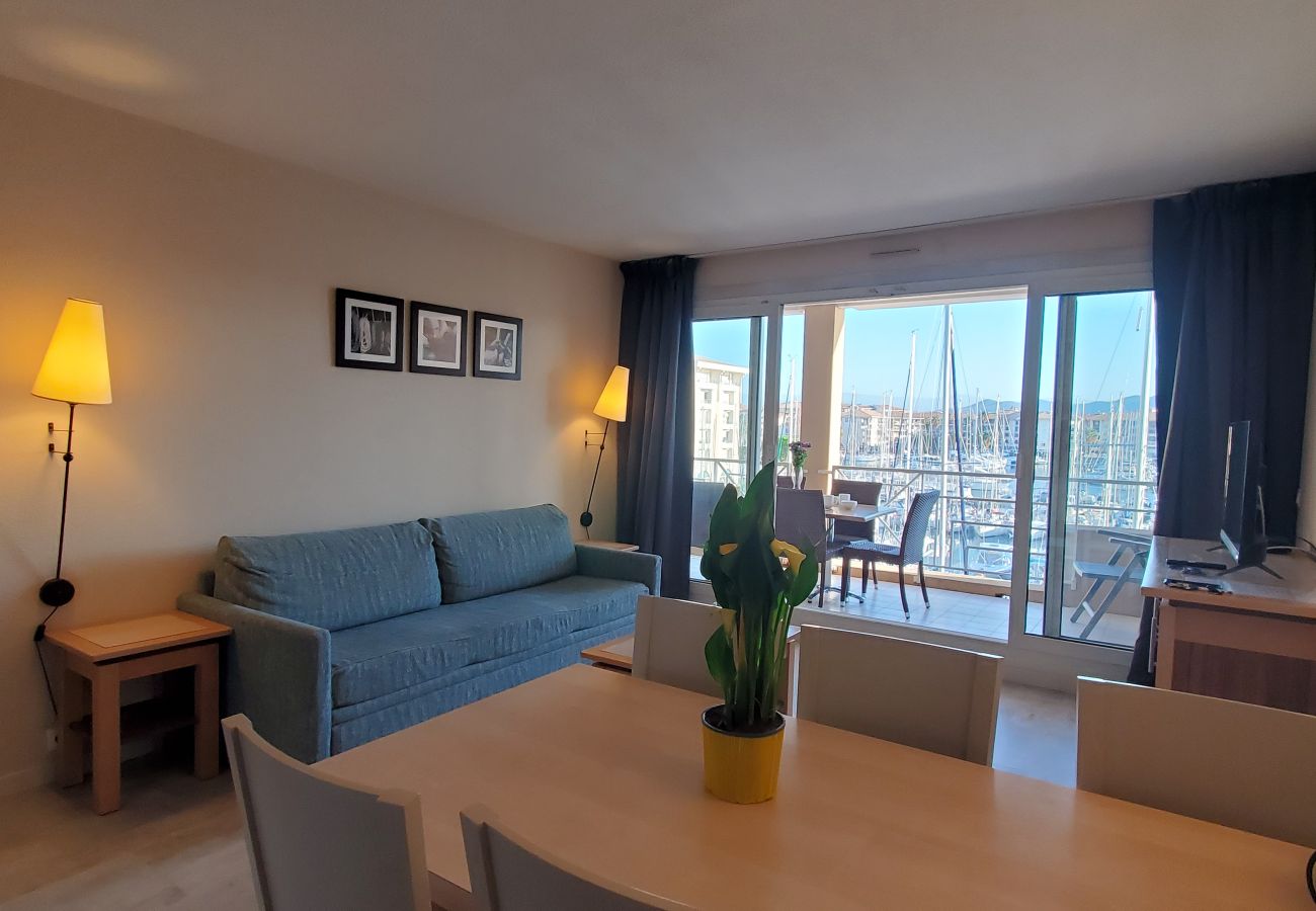 Appartement à Fréjus - Vue incroyable sur Port-Fréjus, Cap Hermès, 2/3 pièces, capacité 5/6 personnes, piscine, beau balcon, parking et climatisation pour agréable séjour au soleil et détente