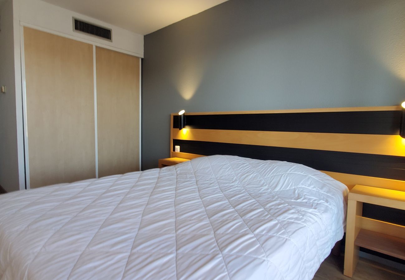 Appartement à Fréjus - Vue incroyable sur Port-Fréjus, Cap Hermès, 2/3 pièces, capacité 5/6 personnes, piscine, beau balcon, parking et climatisation pour agréable séjour au soleil et détente